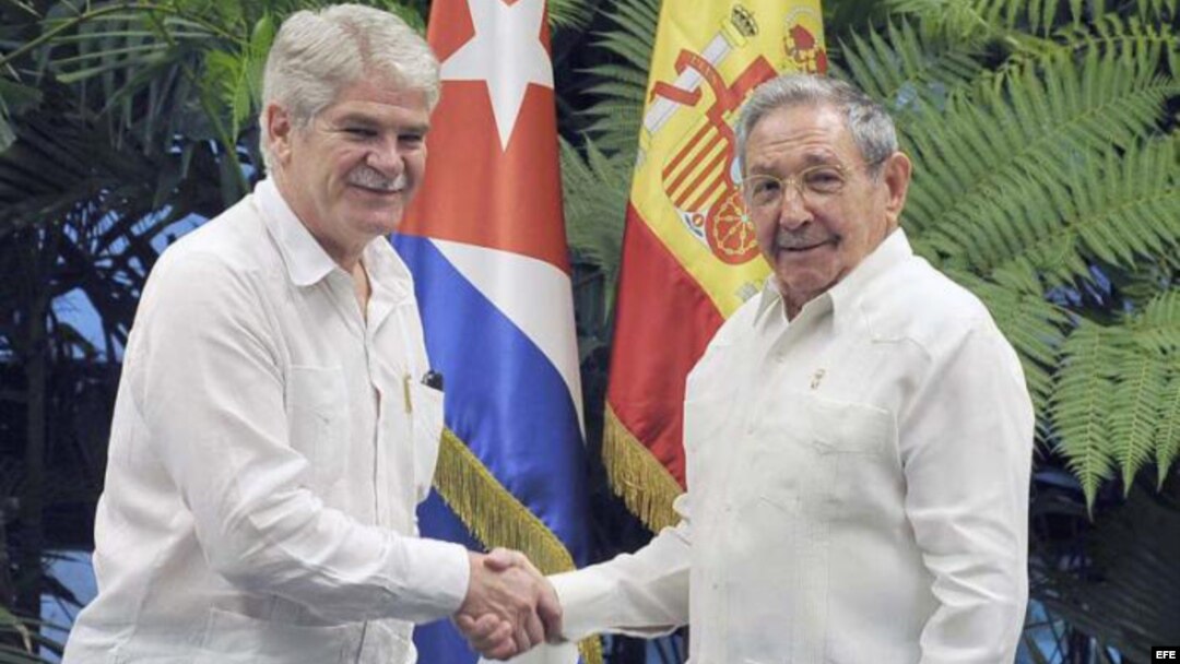 Fotografía cedida por el Granma, el órgano oficial del Partido Comunista, donde se ve al presidente de Cuba Raúl Castro (d) saludando al ministro de Asuntos Exteriores y de Cooperación de España Alfonso María Dastis Quecedo hoy, miércoles 6 de agosto de 2