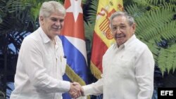 Fotografía cedida por el Granma, el órgano oficial del Partido Comunista, donde se ve al presidente de Cuba Raúl Castro (d) saludando al ministro de Asuntos Exteriores y de Cooperación de España Alfonso María Dastis Quecedo hoy, miércoles 6 de agosto de 2