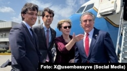 El secretario del Interior de EEUU, Doug Burgum, llega a Caracas, Venezuela