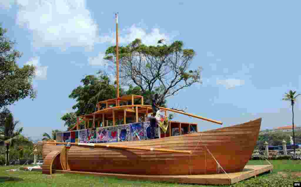 "Barco de la tolerancia" de las artistas Ilya y Emilia Kabakov, en La Habana
