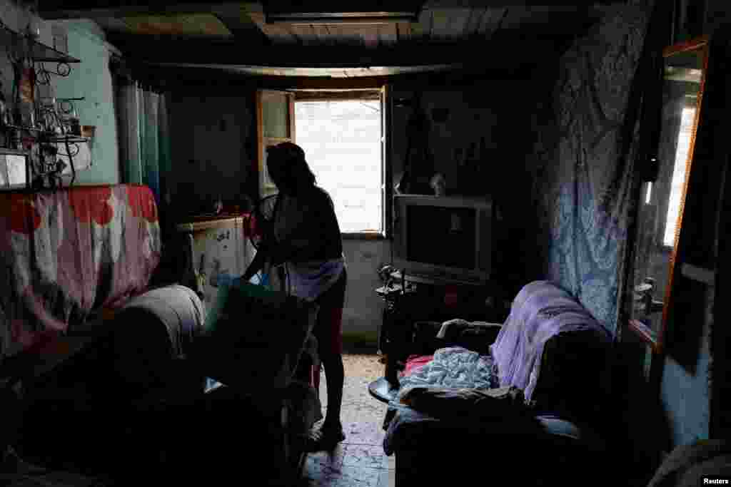 Regla Andrade regresa a casa tras hacer la compra durante un apagón nacional, después de que la red eléctrica de Cuba colapsara por tercera vez en nueve días, en La Habana, Cuba, el 14 de julio de 2026. REUTERS/Norlys Perez