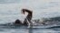 La nadadora estadounidense Diana Nyad realiza su quinto intento de cubrir a nado la distancia entre Cuba y Florida. 