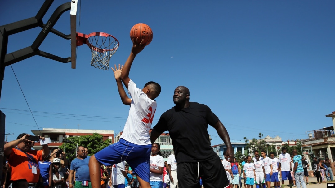 Shaquille O'Neal, quien jugó durante 19 temporadas en distintos equipos de la NBA, participa en un taller en La Habana con niños y jóvenes jugadores de baloncesto.