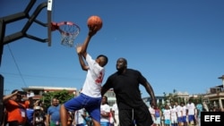 Shaquille O'Neal, quien jugó durante 19 temporadas en distintos equipos de la NBA, participa en un taller en La Habana con niños y jóvenes jugadores de baloncesto.