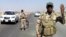 Soldados del Ejército iraquí vigilan en un puesto de control de una carretera entre Tuz Khurmatu y Tikrit en el norte de Bagdad, Irak.
