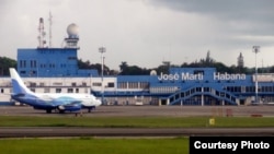 Un vuelo chárter aterriza en el aeropuerto internacional José Martí de La Habana.