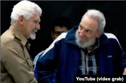 Ramiro Valdés junto al anciano Fidel Castro.