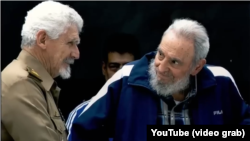Ramiro Valdés junto al fallecido dictador cubano Fidel Castro.