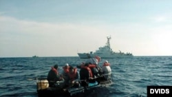 Balseros rescatados en alta mar por la Guardia Costera de EEUU. (Imagen de Archivo)