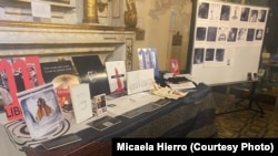 Bandera confeccionada por la artista Carla Bellido con los nombres de los presos políticos cubanos.