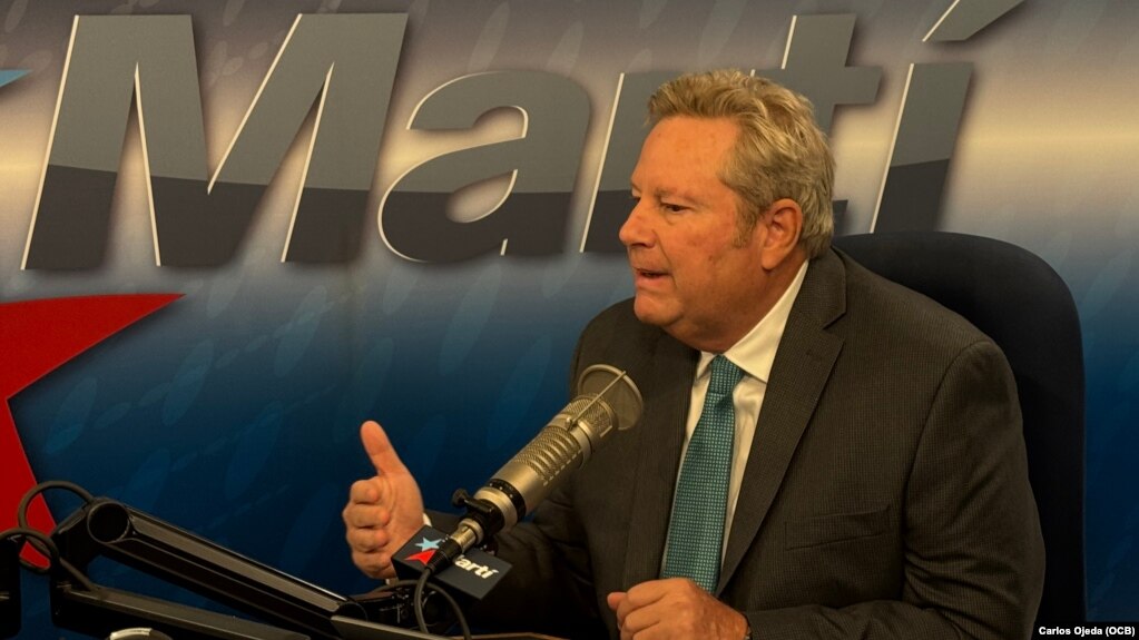 Mike Hammer visita los estudios de Martí Noticias