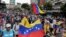 Manifestantes contra Nicolás Maduro protestan en Caracas el 23 de enero de 2019.