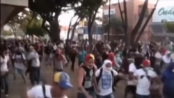 Continúan las protestas en Caracas