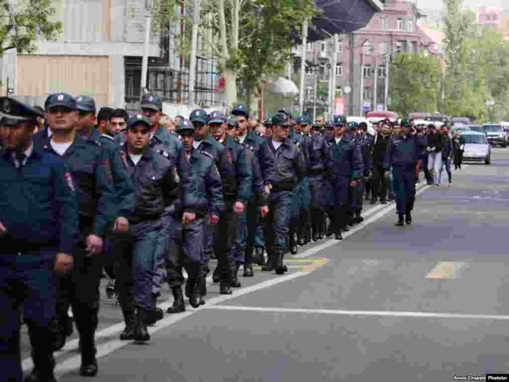 Policías que participan en la represión en Armenia.