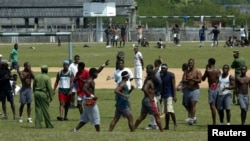 FOTO ARCHIVO. Presos cubanos en la cárcel de hombres «Combinado del Este», en las afueras de La Habana, el 31 de marzo de 2004.