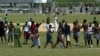FOTO ARCHIVO. Presos cubanos en la cárcel de hombres «Combinado del Este», en las afueras de La Habana, el 31 de marzo de 2004.