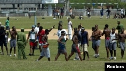 FOTO ARCHIVO. Presos cubanos en la cárcel de hombres «Combinado del Este», en las afueras de La Habana, el 31 de marzo de 2004.