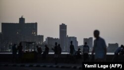 Denuncias de redadas en el Malecón y acoso por la policía; Escocia se convierte en el primer país en incluir temas vinculados a la comunidad LGBTI en su enseñanza básica; y un cubano gay en Holanda lanza una petición a la ONU a través de Change.org 