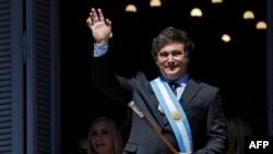 El nuevo presidente de Argentina Javier Milei saluda a la multitud desde un balcón de la Casa Rosada tras tomar posesión del cargo este 10 de diciembre.