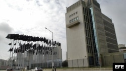 Vista del edificio de la Sección de Intereses de EEUU en Cuba (SINA), ubicado en el malecón habanero. 