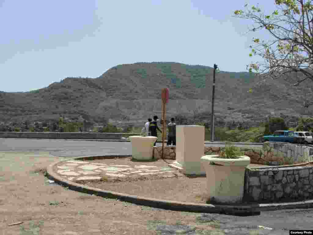 Continúan labores de construcción en los alrededores del Santuario de la Virgen de la Caridad del Cobre en Santiago de Cuba para la visita del Papa