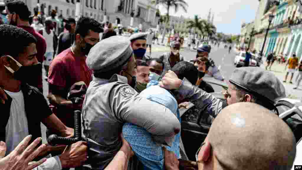 Un hombre es arrestado durante una manifestación contra el gobierno del presidente cubano Miguel Díaz-Canel en La Habana, el 11 de julio de 2021.