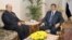 El presidente Mohamed Morsi (d) se reúne con el nuevo fiscal general Talat Ibrahim (i) en El Cairo, Egipto. 