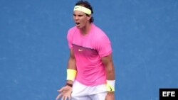 El español Rafael Nadal ante el checo Tomas Berdych, durante el Abierto de Australia en Melbourne (27 de enero, 2015).