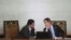 El presidente interino de Venezuela, Juan Guaidó, intercambia con el vicepresidente de la Asamblea Nacional Edgar Zambrano (hoy en prisión), en una foto de archivo. (REUTERS).