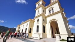 Un grupo de turistas visita el santuario donde se encuentra la Virgen de la Caridad del Cobre, la patrona de Cuba.