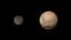 Una imagen de Plutón (dcha) y Charon, la más grandes las cinco lunas de plutón. La nave espacial estadounidense "New Horizons" hizo historia al aproximarse hoy, 14 de julio de 2015, a unos 12.500 kilómetros de Plutón, lo más cerca que se ha estado nunca d