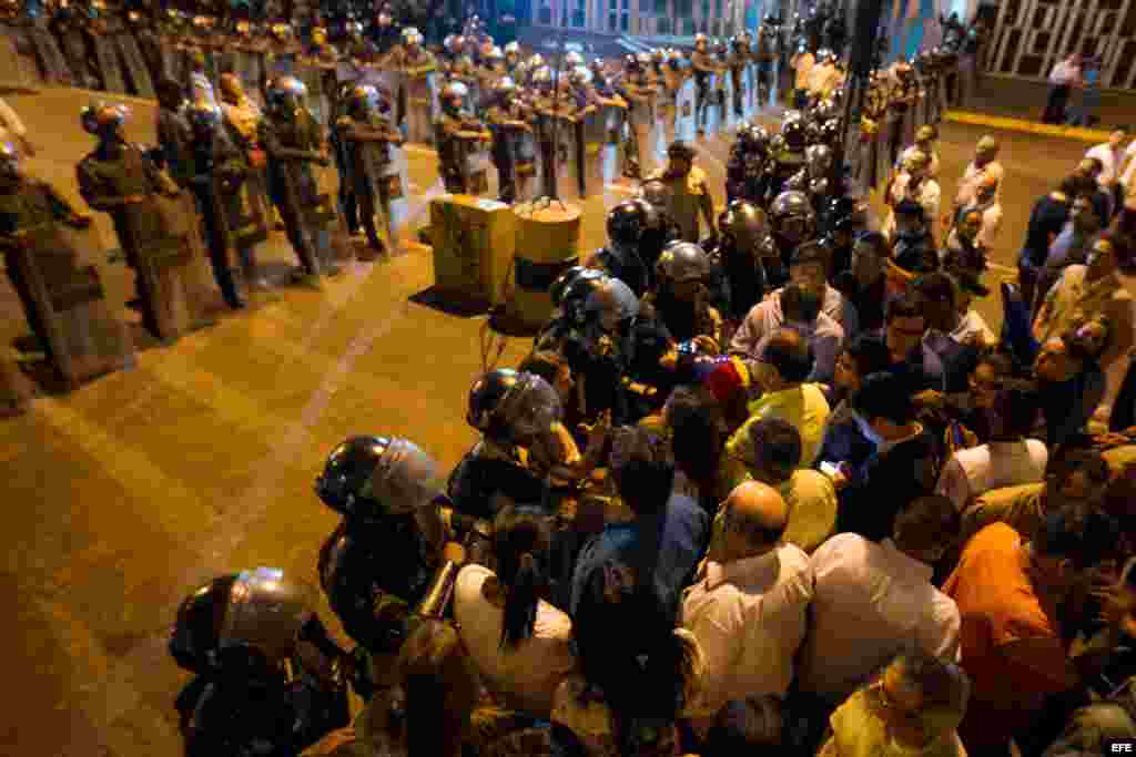 Miembros de la Policía Nacional Bolivariana (PNB) custodian el edificio del Servicio Bolivariano de Inteligencia Nacional (SEBIN) hoy, jueves 19 de febrero de 2015, en Caracas (Venezuela).