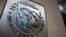 Logotipo del Fondo Monetario Internacional (FMI), colocado en la entrada de un edificio de la sede en Washington D.C., EEUU. 