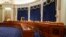 La sala donde tendrá lugar la primera audiencia pública en el proceso de juicio político contra el presidente Trump. (REUTERS/Joshua Roberts)