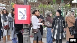 Mujeres egipcias en la fila para votar en El Cairo, durante el referendo del pasado sábado. 