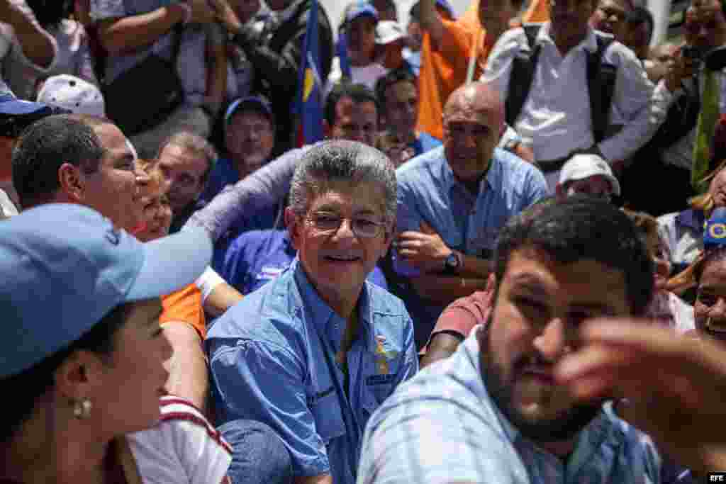 El presidente de la Asamblea Nacional, diputado Henry Ramos Allup (c), participa en una manifestación en Caracas (Venezuela).