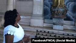 La líder de las Damas de Blanco, Berta Soler, asiste a misa para pedir por la liberación de los presos políticos en Cuba. 