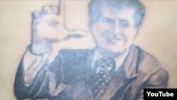 Imagen de Oswaldo Payá tatuada en la espalda del grafitero Danilo Maldonado