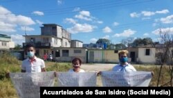 Anyell Valdés Cruz, Adrián Rubio y Jorge Luis Arias realizan un performance en representación de una familia cubana que no tiene qué comer. 