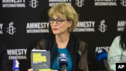 La presentación del Informe Anual de Amnistía Internacional 2021/2022, por la secretaria general de la organización, Agnes Callamard, el lunes 28 de marzo en Johanesburgo, Sudáfrica. (AP Photo/Denis Farrell).