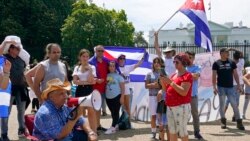 Pinta la calle frente a la Embajada de Cuba en Washington con la frase "Cuba Libre"