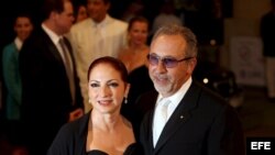 La cantante estadounidense de origen cubano Gloria Estefan (i) y su esposo, el productor musical Emilio Estefan. 