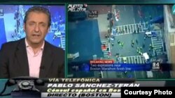 Cónsul de España hablandole a la prensa