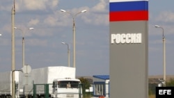 Camiones, parte de un convoy ruso con ayudas, espera para cruzar la frontera con Ucrania. 