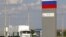 Camiones, parte de un convoy ruso con ayudas, espera para cruzar la frontera con Ucrania. 