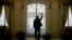 El embajador cubano José Ramón Cabanas muestra los disparos en la entrada principal de la embajada. AP Photo/Andrew Harnik)