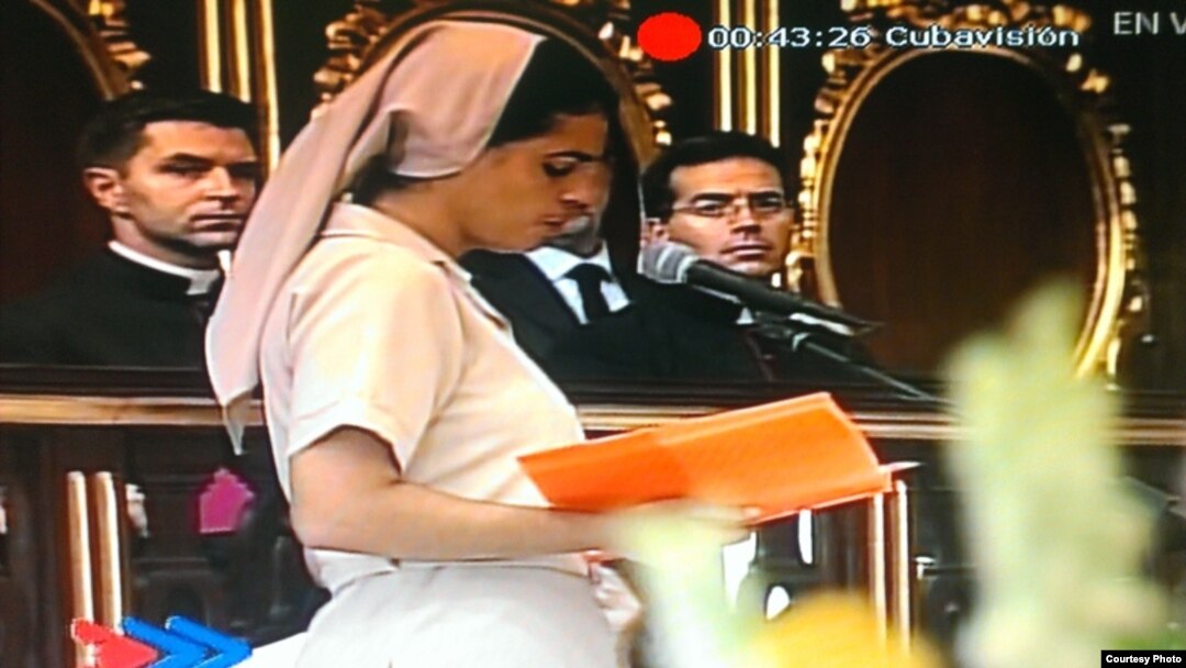 Sor Yaileny Ponce Torres lee su comunicado al papa Francisco en la Catedral de La Habana.