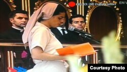 Sor Yaileny Ponce Torres lee su comunicado al papa Francisco en la Catedral de La Habana.