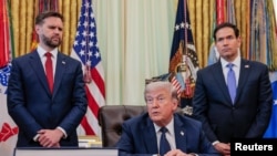 El presidente de EE. UU., Donald Trump, habla en el Despacho Oval, con el vicepresidente JD Vance y el secretario de Estado Marco Rubio.