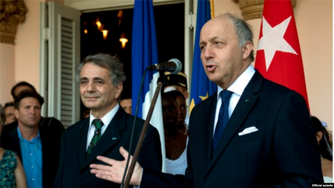 El embajador de Francia Jean Mendelson y el canciller francés Laurent Fabius.